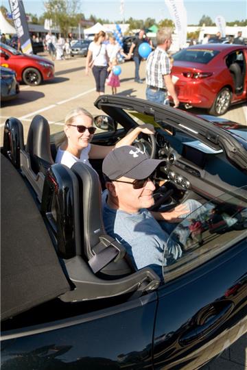 Automesse in Spaden. Sandra und Raimund Fohs. Foto: Schimanke