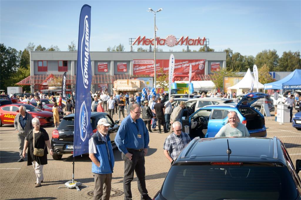 Automesse in Spaden. Viele neugierige Besucher schauten vorbei. Foto: Schimanke