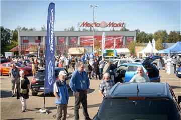 Automesse in Spaden. Viele neugierige Besucher schauten vorbei. Foto: Schimanke