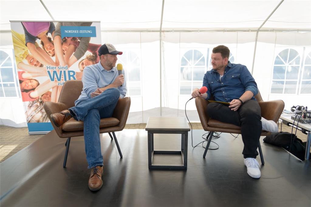Automesse in Spaden. Wolfgang Loock (rechts) im Interview mit Otto Stingl von Op...
