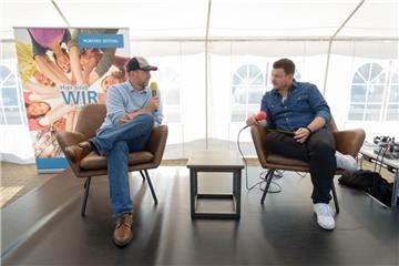 Automesse in Spaden. Wolfgang Loock (rechts) im Interview mit Otto Stingl von Op...