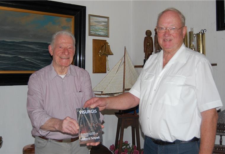 Ein Müllersohn aus Strohausen baut ein Schiff Autor Adde E. Schnell (links) stellte jetzt im Haus von Onno Ficke sein neues Buch vor.