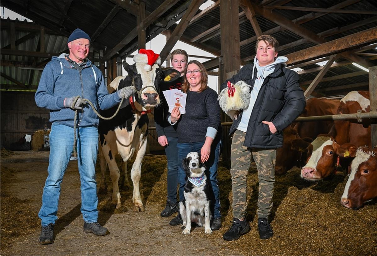 Wanna: Krankenschwester schreibt Kinderbuch Autorin Christine Trimpf (Mitte) mit ihrer Familie und einigen der tierischen Protagonisten ihres Erstlingswerks: Gatte Meinhard (links) mit Kuh Ingemaus, Sohn Niklas (13, rechts) mit Hahn Caruso, dahinter Sohn Jonas (15) und vorne Hofhund Jenny.