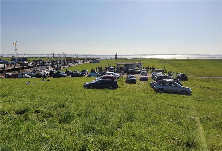 Wremer Deich: Zoff zwischen Ortsbürgermeister und Bremenports Autos auf dem Deich sorgen an der Küste immer wieder für Ärger. Das Archivfoto zeigt, wie Anfang September in Wremen Autofahrer ihre Wagen verbotenerweise auf dem Deich abstellten.