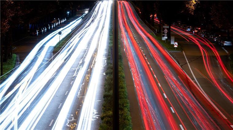 Wolfsburg bleibt Pendlerhochburg in Niedersachsen Autos bewegen sich am frühen Morgen im Berufsverkehr.