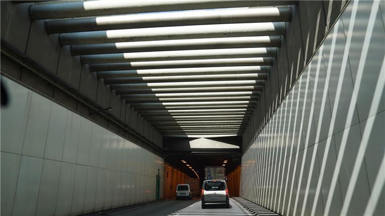 Verkehrslage um Hamburg trotz A7-Vollsperrung normal Autos fahren auf der Autobahn A7 in Richtung Norden durch den Elbtunnel.
