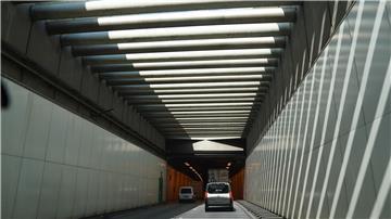Autos fahren auf der Autobahn A7 in Richtung Norden durch den Elbtunnel.