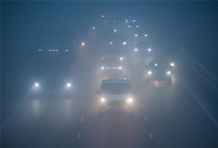 Amtliche Warnung: Dichter Nebel in Bremerhaven – So fährst du sicher ARCHIV - Autos fahren bei dichtem Nebel über eine Straße. Foto: Julian Stratenschulte/dpa/Symbolbild