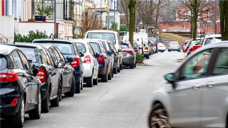 Autos in der Bremer Innenstadt wurden aufgesetzt auf dem Gehweg abgestellt.