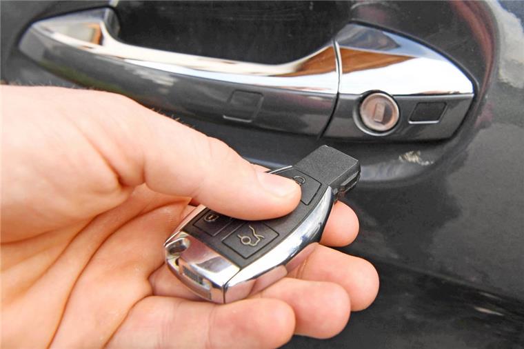 Kriminelle klauen schon wieder Audi A6 mit Funkwellen-Trick Autos mit dem Komfort-Schließsystem „Keyless“ sind deutlich anfälliger für Diebstähle als Autos mit herkömmlichen Schließsystemen.