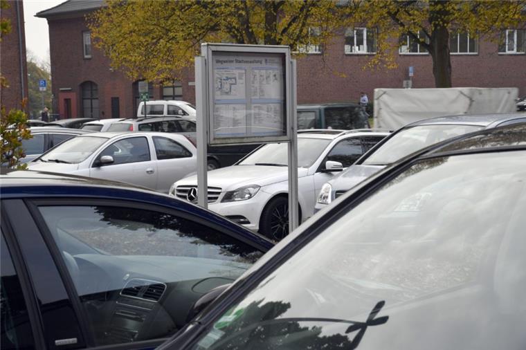 Das sind die Lieblingsautos der Bremerhavener Autos parken auf dem Parkplatz am Stadthaus in Bremerhaven.