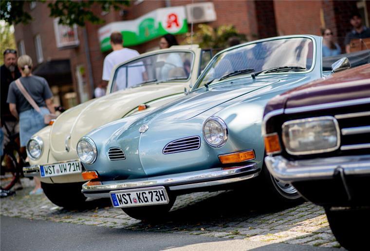 Oltimer in einer Reihe