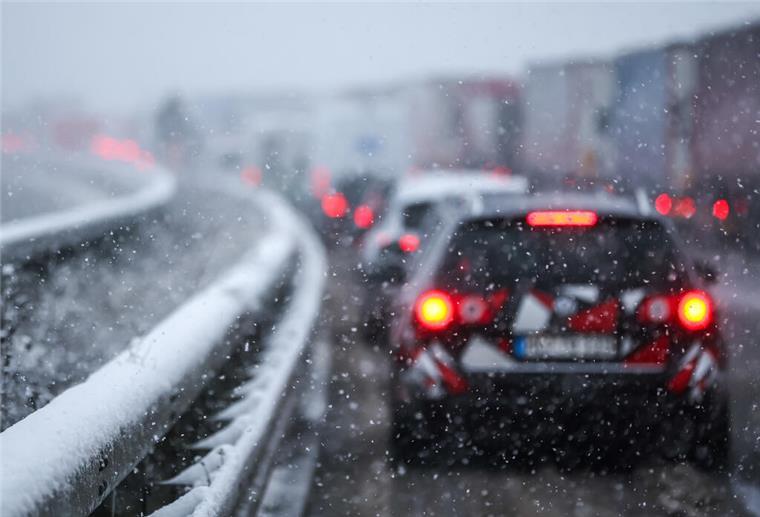 Gut gerüstet für den Winterstau: Das muss ins Auto Autos stehen auf der verschneiten Autobahn 72 im Stau. In Westsachsen fielen über Nacht mehrere Zentimeter Schnee. Das sorgte für massive Beeinträchtigungen im Straßenverkehr. +++ dpa-Bildfunk +++