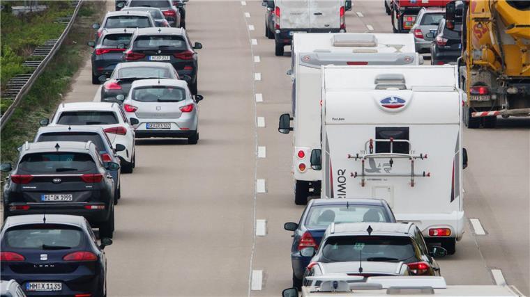 Urlaubsverkehr rollt Richtung Küsten Autos stehen im Stau.