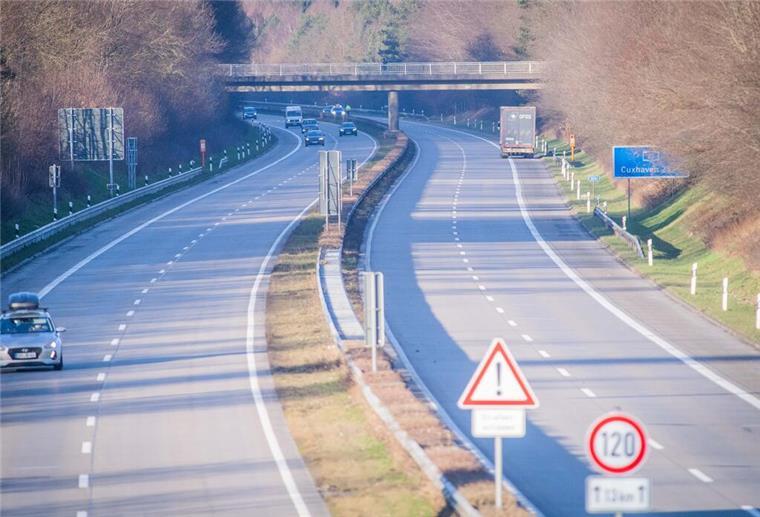 Autounfall auf der A27 Höhe Anschlussstelle Altenwalde Richtung Cuxhaven. (Symbolbild)