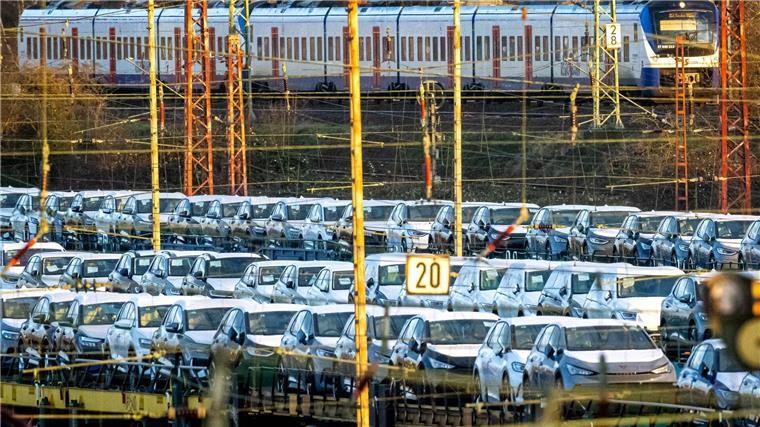Wirtschaftsleistung im Land Bremen 2023 leicht abgeschwächt Autozüge stehen auf dem Rangierbahnhof im Bremer Stadtteil Gröpelingen.