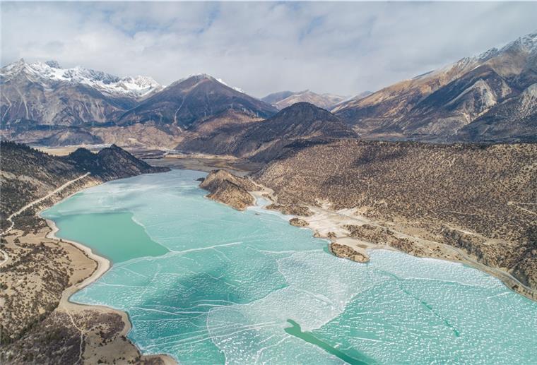 Weniger Arten in Tibets Bergen AWI-Forscher haben die klimatischen Einflüsse auf die Artenvielfalt im tibetischen Hochland untersucht. Foto: Sun Fei/Kangri Tibetan Culture Research/obs
