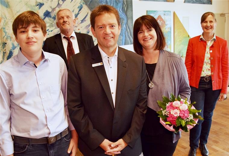 Axel Linneweber (Dritter von links) ist jetzt als Bürgermeister vereidigt worden. Zu den ersten Gratulanten gehörten (von links) sein Sohn Kevin, erster stellvertretender Bürgermeister Johann Evers, Axel Linnewebers Frau Tanja und Ratsvorsitzende Uta Meiners.