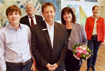 Axel Linneweber (Dritter von links) ist jetzt als Bürgermeister vereidigt worden. Zu den ersten Gratulanten gehörten (von links) sein Sohn Kevin, erster stellvertretender Bürgermeister Johann Evers, Axel Linnewebers Frau Tanja und Ratsvorsitzende Uta Meiners.