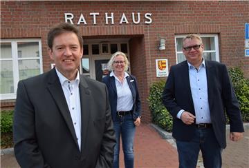 Axel Linneweber holte bei der Bürgermeisterwahl in Butjadingen 82,22 Prozent der Stimmen – und ließ Olaf Michalowski aus Jaderberg, der ebenfalls kandidiert hatte, somit weit hinter sich (17,78 Prozent). Zu den ersten Gratulanten zählte Bürgermeisterin Ina Korter, die noch bis zum 30. Juni im Amt ist.