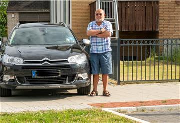Axel Oschmann und seine zugebaute Garagenzufahrt in der Claus-Groth-Straße.