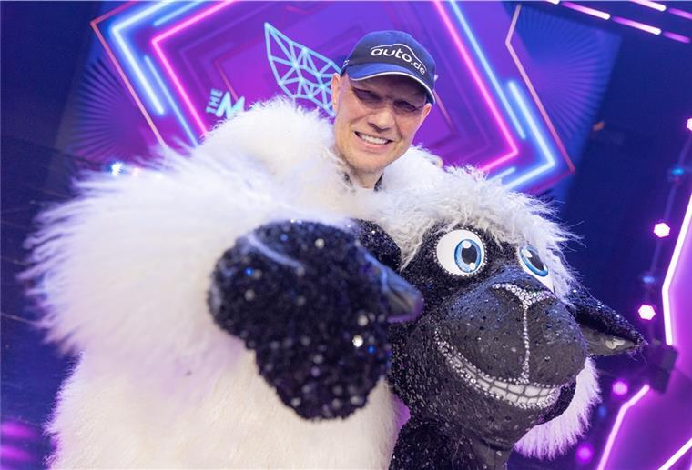 Dieser Sportler steckt in Schaf-Kostüm bei „The Masked Dancer“ Axel Schulz flog als zweiter Promi aus der Sendung. In der vergangenen Woche war Sängerin Ute Lemper als Glühwürmchen enttarnt worden.