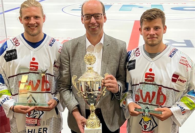 Zwei Schweden-Happen für die Pinguins Axel Siemsen, Geschäftsführer des SWB Bremerhaven (Mitte) mit den Pinguins-Spielern Moritz Wirth (links) und Nick Aichinger.