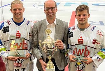 Axel Siemsen, Geschäftsführer des SWB Bremerhaven (Mitte) mit den Pinguins-Spielern Moritz Wirth (links) und Nick Aichinger.