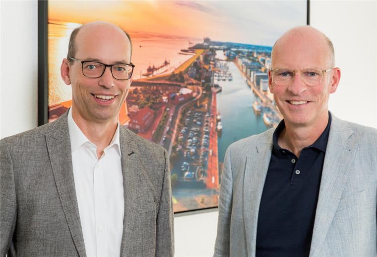 Axel Siemsen, Geschäftsführer swb Bremerhaven (links im Bild), und swb-Vorstand Gunnar Geise.