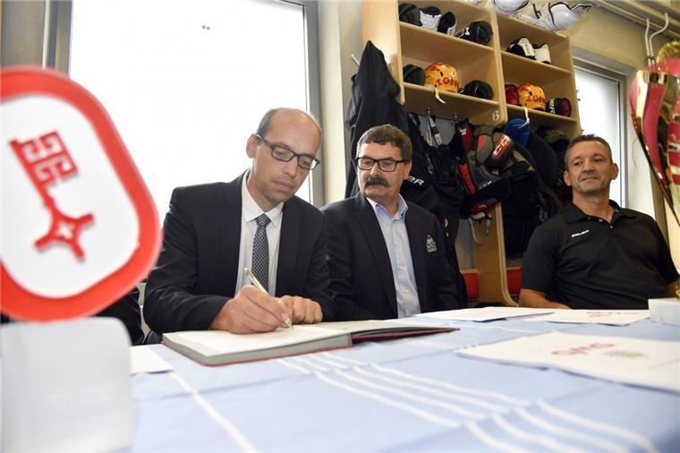 Mehr Sponsor-Einnahmen: Fischtown Pinguins stocken Etat auf Axel Siemsen (links) unterschreibt zur Freude von Pinguins-Teammanager Alfred Prey und Trainer Thomas Popiesch (rechts) den neuen Vertrag. Die SWB hält dem DEL-Club als Hauptsponsor die Treue. Foto Scheschonka