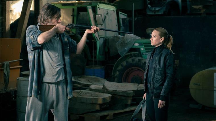 Sarah Kohr kämpft gegen „Geister der Vergangenheit“ Axel Thal (Alexander Wüst) bedroht Sarah Kohr (Lisa Maria Potthoff) mit einem Gewehr in einer Szene des Films „Sarah Kohr - Geister der Vergangenheit“.