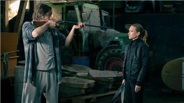 Axel Thal (Alexander Wüst) bedroht Sarah Kohr (Lisa Maria Potthoff) mit einem Gewehr in einer Szene des Films „Sarah Kohr - Geister der Vergangenheit“.