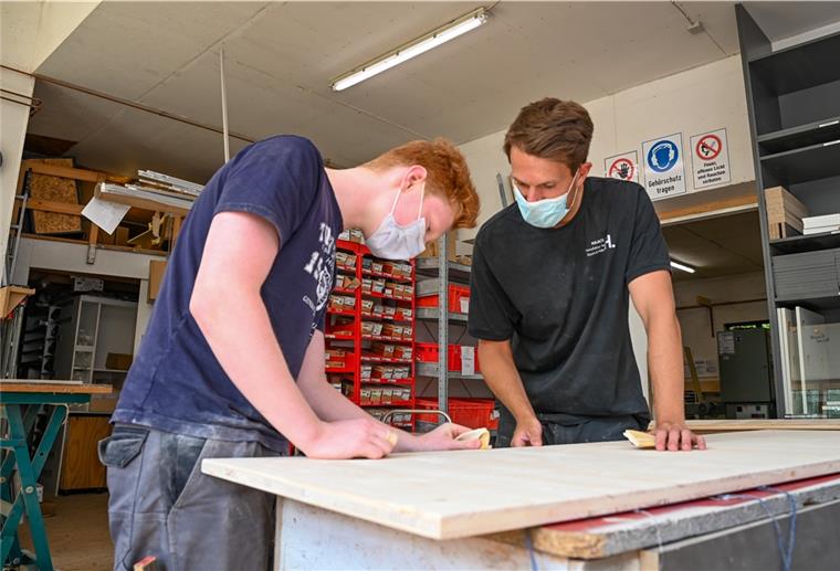 Welche Rechte und Pflichten haben Ungeimpfte am Arbeitsplatz? Azubi Claas Holleitner (links) und sein Junior-Chef Dennis Haack.