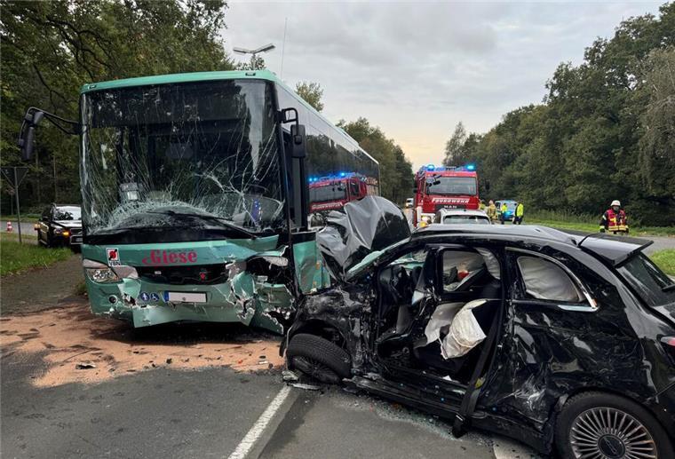 B71 bei Rademoorweg: Pkw prallt in Bus – Zwei Verletzte, eine schwer.
