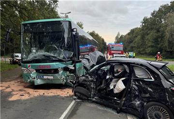 B71 bei Rademoorweg: Pkw prallt in Bus – Zwei Verletzte, eine schwer.