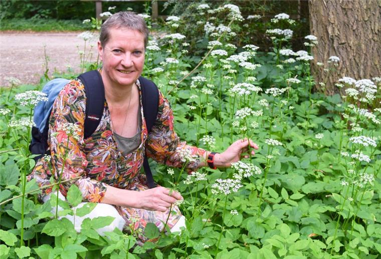 Babette Fischer kennt sich bestens mit essbaren Wildkräutern und -früchten aus.