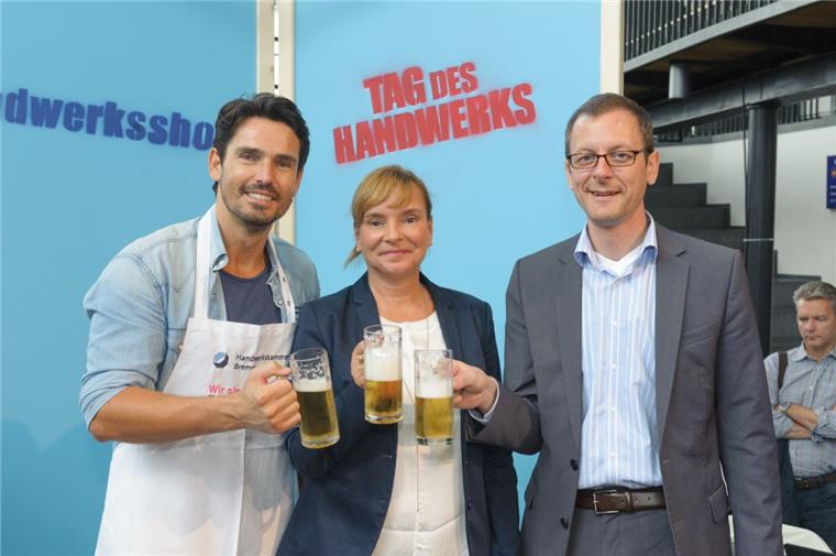 Große Show zum Tag des Handwerks in den Havenwelten Bachelor Jan Kralitschka, Handwerkskammer Geschäftsführerin Martina Jungclaus und Wirtschaftssenator Martin Günthner (von links) auf der Handwerksshow in den Havenwelten. Foto: Masorat