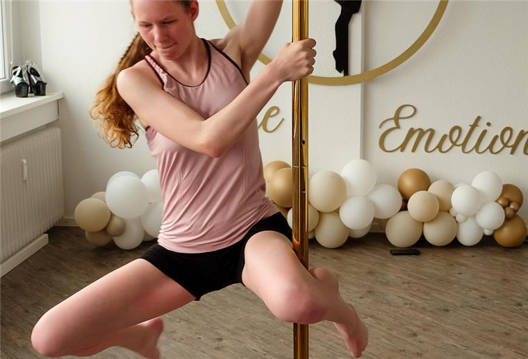 Trend „Pole Dance“ – im Selbsttest Back Hook Übung Pole Dance