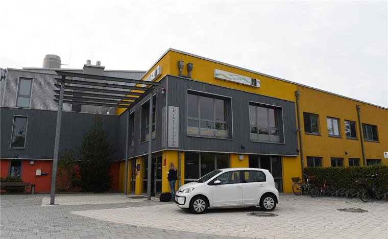 Bad Bederkesa: Der Haupteingang zur Moor-Therme. Nach dem Tod eines siebenjährigen Mädchens in dem Schwimmbad müssen sich drei Erzieherinnen wegen fahrlässiger Tötung verantworten.