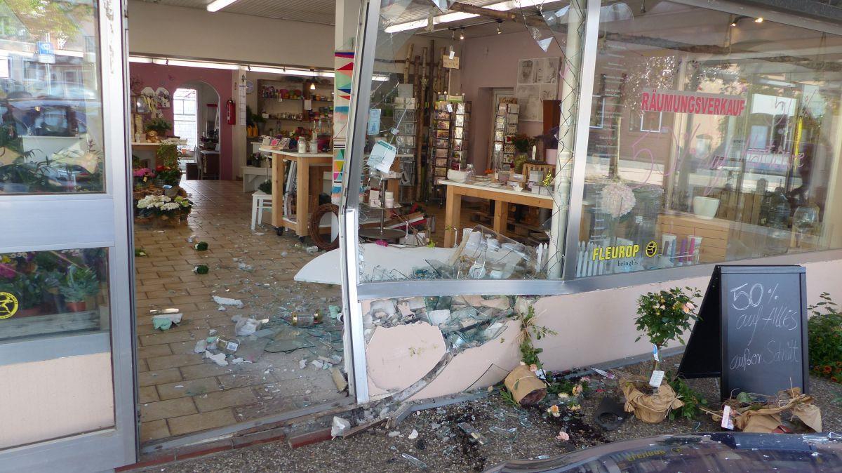 Bad Bederkesa: Führerloses Auto rollt in Blumengeschäft Bad Bederkesa: Die Schaufensterscheibe des Blumengeschäfts wurde durch den Aufprall zerstört.