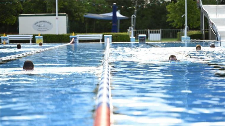 Badegäste genießen das morgige Schwimmen im Freibad.