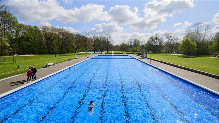Badegäste schwimmen beim Anbaden im Freibad Annabad.