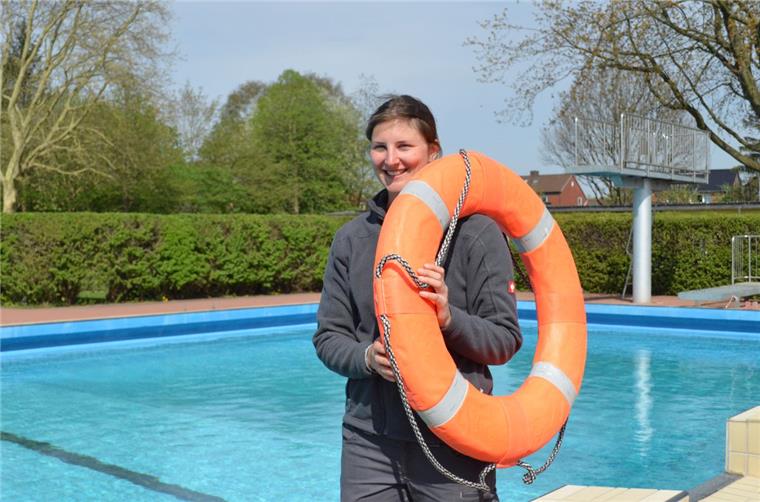 Das Freibad Grünhöfe macht sich fertig für den Sommer Bademeisterin Ann-Kathrin Dodschat freut sich auf die Arbeit im Freien.
