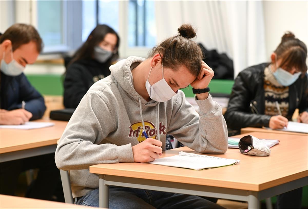 Lehrerverband fordert halbe Klassen in Risiko-Gebieten Baden-Württemberg: Schüler des Spohn-Gymnasiums sitzen bei geöffnetem Fenster mit Mund- und Nasenschutz im Unterricht.