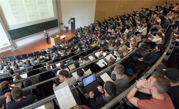 2020 gibt es keine Abiprüfungen am St.-Viti-Gymnasium in Zeven Baden-Württemberg, Ulm: In einem großen Hörsaal der Universität Ulm nehmen Studierende an einer Vorlesung teil. In Zeven wird im Jahr 2020 kein Abi am St.-Viti-Gymnasium abgelegt, was auch dazu führen dürfte, dass die Universitäten und Hochschulen etwas entlastet werden.