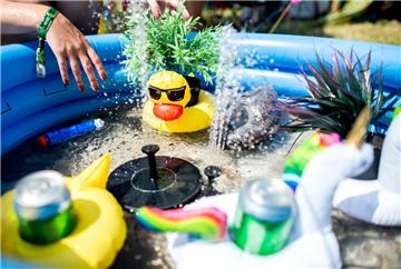Badetiere schwimmen auf dem Zeltplatz. Foto: dpa