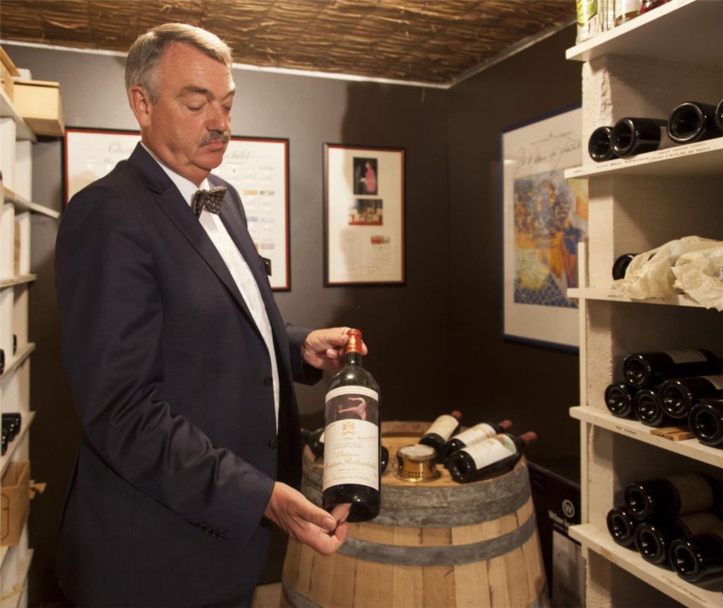 Badhotel Sternhagen: Oberkellner und Sommelier Onno Siemons  präsentiert edle Tr...