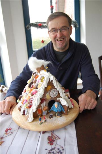 Bäckermeister Dirk Wemken hat eine Leidenschaft für Hexenhäuschen aus Lebkuchen.