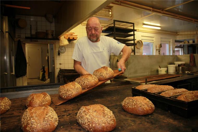 Das letzte Brot von Bäcker Dahl Bäckermeister Holger Dahl (65) in seiner Wremer Backstube. Ab
1. Oktober kommt hier kein Brot mehr aus dem Ofen.