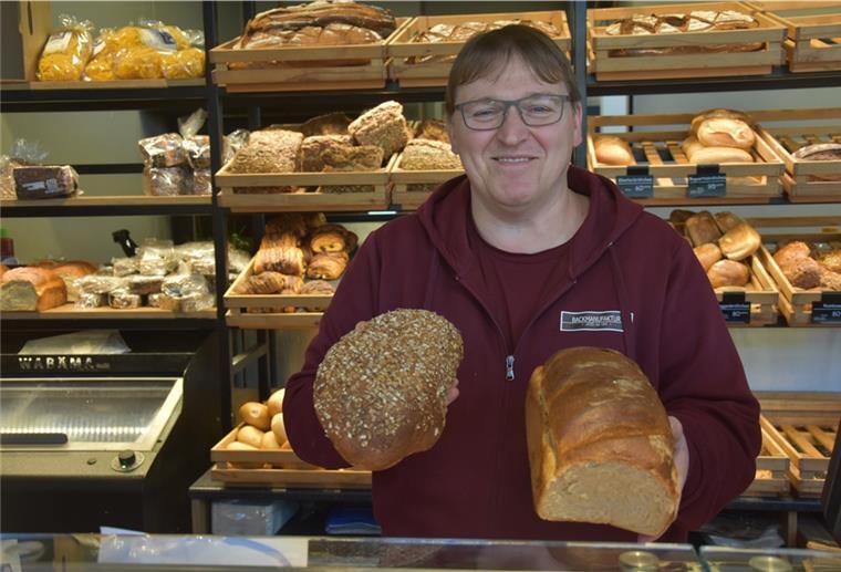 Zeven: Bäcker Knorr backt jetzt mit Dinkel und Ackerbohne Das Foto zeigt Rainer Knorr mit den Dinkel-/Ackerbohnenbroten.